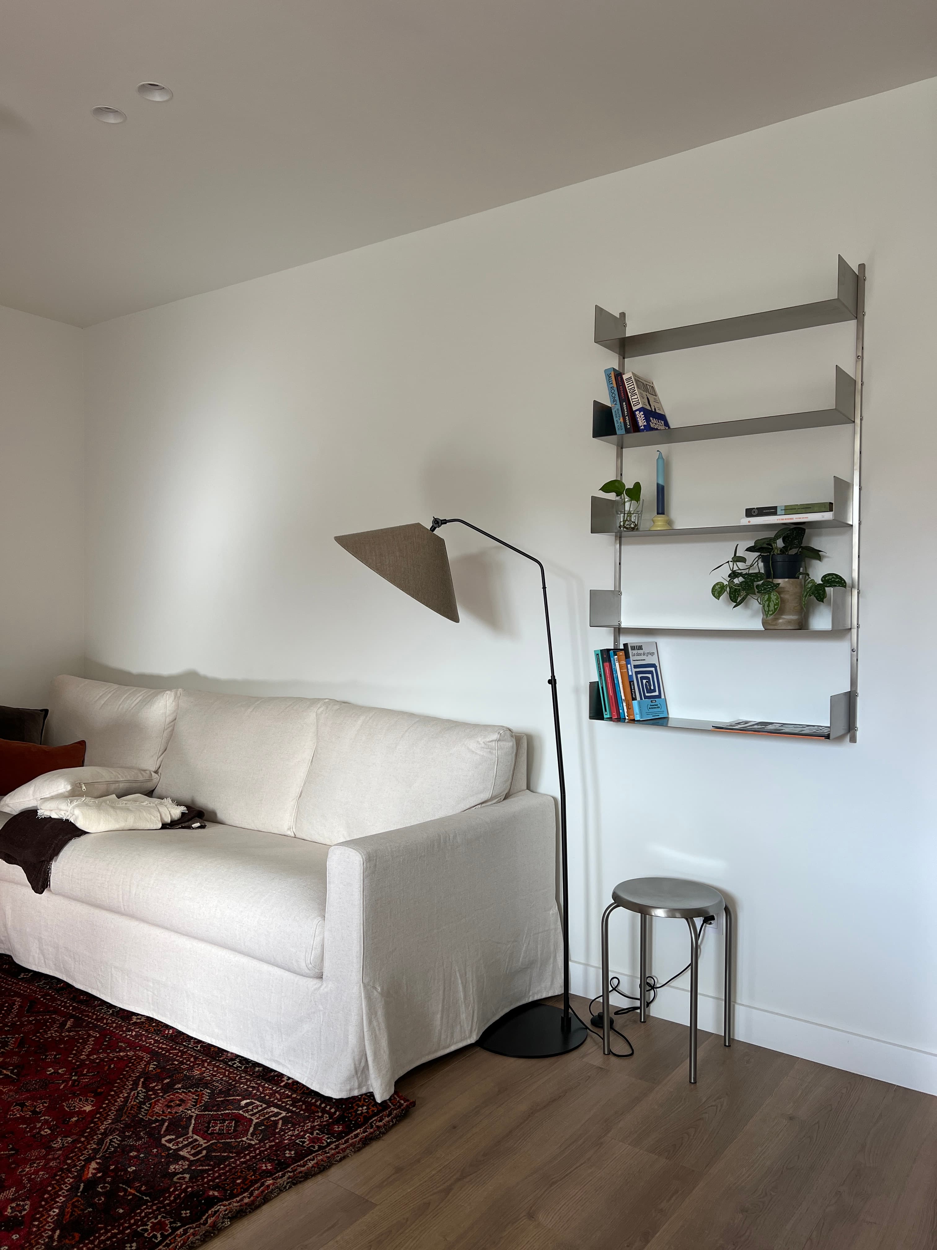Cozy modern apartment in Barcelona — 2-bedroom apartment in Barcelona, Spain (photo 2 of 4)
